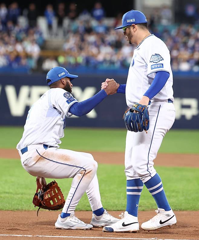25일 삼성과 재계약을 체결한 삼성 외인 선수 르윈 디아즈(왼쪽)와 아리엘 후라도./뉴스1