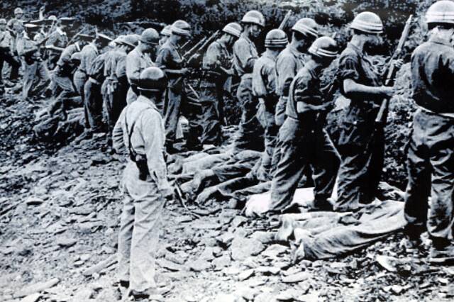 1950년 7월 대전 산내면 골령골에서 군인들이 보도연맹원을 학살하고 있다. 보도연맹원 학살은 한국전쟁 발발 직후 전국 각지에서 진행됐다. 미 국립문서기록관리청