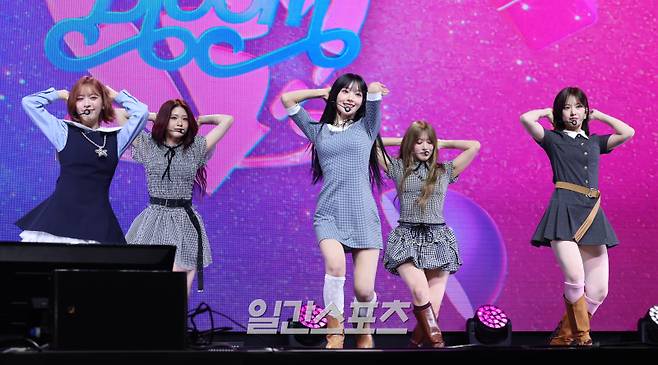 리센느(RESCENE)가 25일 오후 서울 영등포구 명화라이브홀에서 열린 미니 3집 '립밤(lip bomb)' 발매 기념 쇼케이스에 참석해 타이틀곡 'Bloom'(블룸) 무대를 선보이고 있다. 이번 앨범에는 총 5곡이 수록됐다. 더블 타이틀곡 ‘하트 드랍(Heart Drop)’, ‘블룸(Bloom)’이 포함됐다. 수록곡은 ‘러브 에코(Love Echo)’, ‘헬로 엑스오(Hello XO)’, ‘엠브이피(MVP)’다. 서병수 기자 qudtn@edaily.co.kr /2025.11.25/