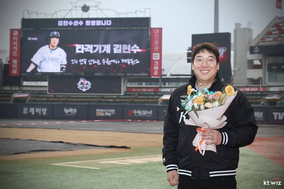 베테랑 교타자 김현수가 25일 KT와 FA 계약을 맺었다. 사진 KT 위즈