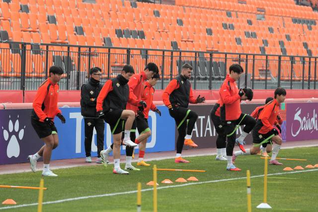 ▲ 강원FC 선수단이 FC 마치다 젤비아와 2025-2026 AFC 챔피언스리그 엘리트 리그 스테이지 동아시아 5차전을 하루 앞둔 24일 춘천송암스포츠타운주경기장에서 훈련하고 있다. 한규빈 기자