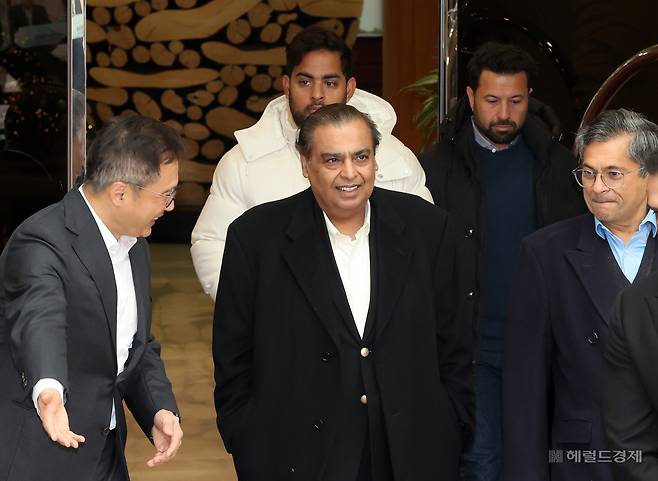 무케시 암바니 인도 릴라이언스 그룹 회장과 장남 아카시 암바니(하얀색 패딩점퍼 착용) 릴라이언스 지오 인포컴 이사회 의장이 25일 서울 강서구 김포공항 비즈니스항공센터를 통해 입국하고 있다. 김우준(왼쪽) 삼성전자 네트워크사업부장(사장)이 이날 공항에 나와 암바니 회장 부자를 맞이했다. 암바니 회장은 이재용 삼성전자 회장과 삼성전자 주요 사업장을 둘러본 뒤 서울에서 만찬을 가졌다. 이상섭 기자