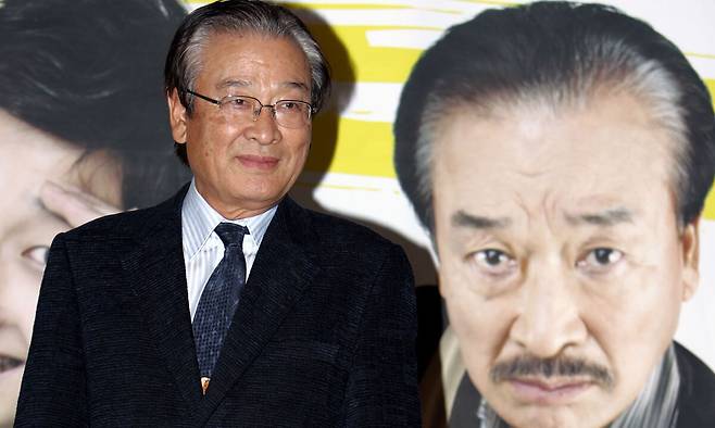 2006년 MBC 일일시트콤 ‘거침없이 하이킥’ 제작발표회에서 기념 촬영 중인 이순재 모습. 연합