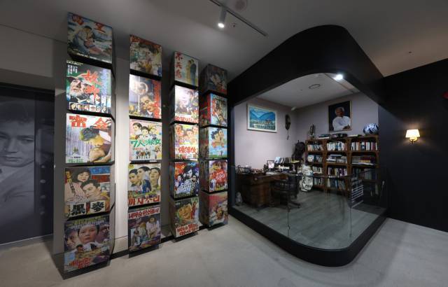 신성일기념관 서재 및 포스터 전시장.