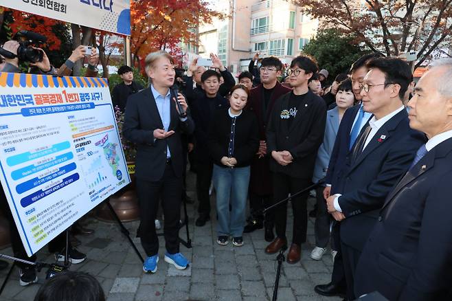 김민석 국무총리가 26일 광주 서구 동천동 골목상권을 방문해 김이강 광주 서구청장의 정책 브리핑을 듣고 있다. /광주전남사진기자단