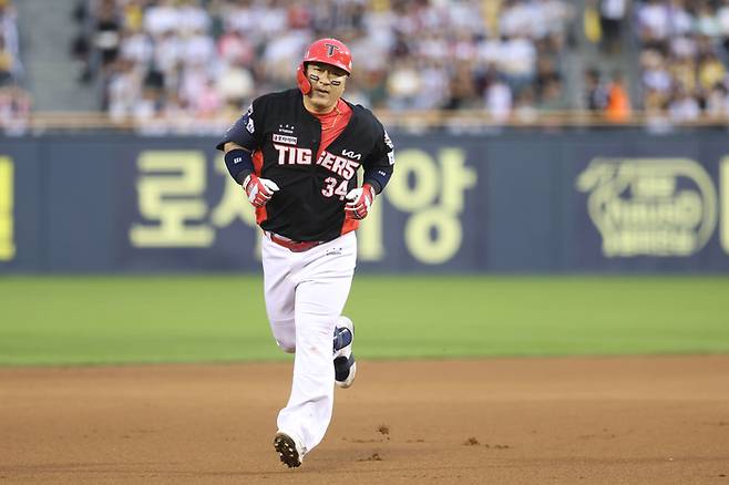 KIA 최형우가 13일 잠실구장에서 열린 2025 KBO리그 LG와 경기에서 6회초 우월 솔로포를 날린 후 베이스를 돌고 있다. 사진 | KIA 타이거즈