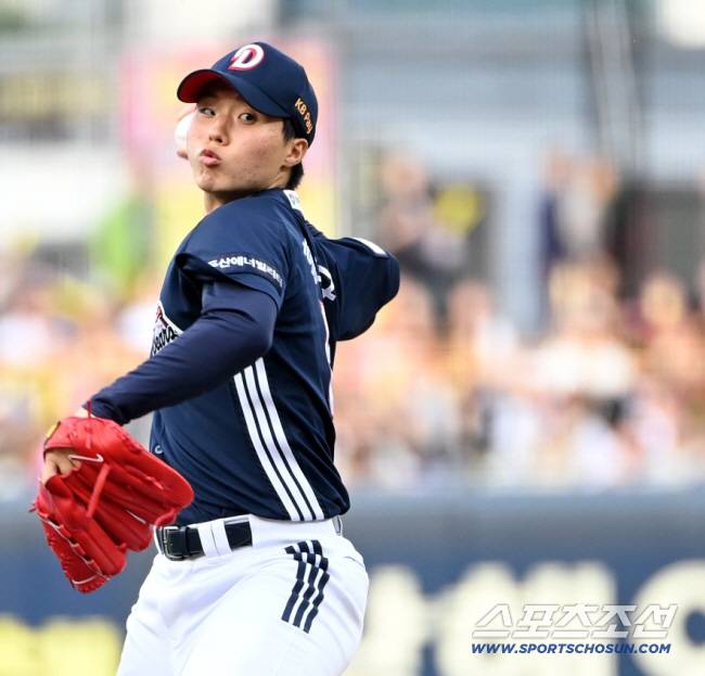 17일 광주KIA챔피언스필드에서 열린 두산과 KIA의 더블헤더 2차전 경기, 두산 선발투수 홍민규가 역투하고 있다. 광주=허상욱 기자wook@sportschosun.com/2025.05.17/