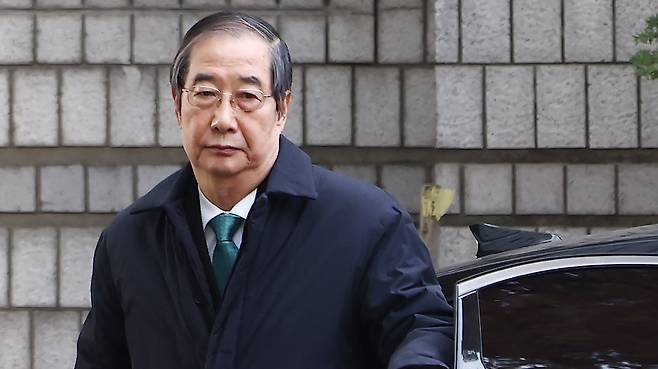 윤석열 전 대통령의 12·3 비상계엄을 적극적으로 말리지 않은 혐의로 재판에 넘겨진 한덕수 전 국무총리가 26일 오전 서울 서초구 서울중앙지방법원에서 열린 내란 우두머리 방조, 내란 중요임무 종사 등 혐의 사건 1심 결심 공판에 출석하기 위해 차량에서 내리고 있다. /뉴스1