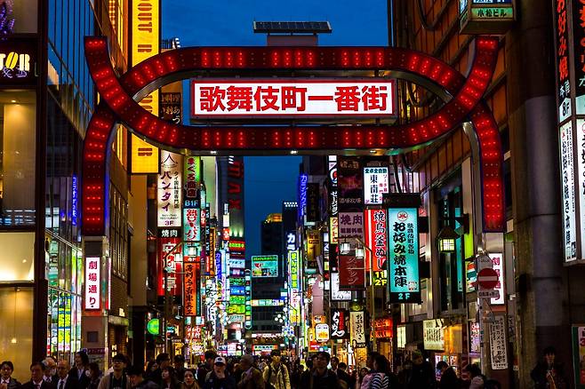도쿄 최대의 환락가 ‘가부키초’의 모습. 이곳 일대의 호스트 클럽에서는 남성 종업원(호스트)의 술 접대와 함께 고가의 샴페인 등을 판매하는 것으로 알려졌다. 게티이미지