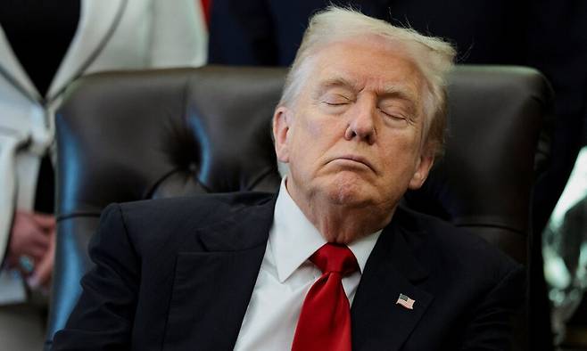 6일(현지시각) 백악관 대통령 집무실에서 열린 공식행사에서 조는 모습을 보인 트럼프 대통령. 로이터 연합뉴스