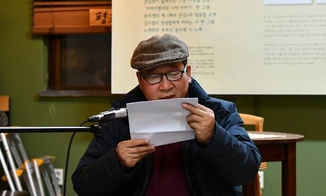 고인이 2018년 발간한 ‘제주큰굿 연구’ ‘미여지뱅뒤에서’ 북콘서트에서 발표하고 있다. 제주민예총 제공