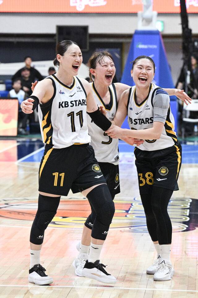 환호하는 KB스타즈 선수단./WKBL