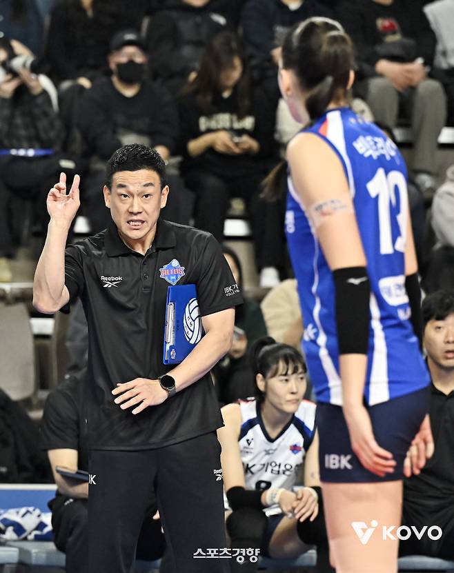 여오현 IBK기업은행 감독 대행이 26일 화성종합체육관에서 열린 진에어 2025~2026 V리그 홈 흥국생명전에서 선수들에게 작전을 지시하고 있다. KOVO 제공