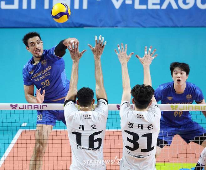2025-2026 V-리그 남자부 우리카드 대 현대캐피탈 경기가 26일 서울 장충체육관에서 열렸다. 우리카드 아라우조가 현대캐피탈 레오, 정태준의 블로킹 위로 강스파이크를 날리고 있다. /사진=김진경 대기자