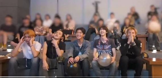 코르티스 100일 기념 위버스 라이브 장면