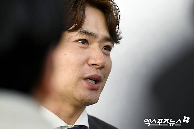 두산 베어스 원 클럽 맨으로 남는 듯했던 외야수 김재환이 보류선수명단 제외로 팀을 떠난다. 두산은 26일 구단 보류선수명단에서 김재환과 홍건희, 그리고 콜 어빈을 제외한다고 공식 발표했다. 김재환은 2025시즌 종료 뒤 두 번째 FA 자격을 취득했다. 하지만, 김재환은 FA 신청을 하지 않아 팀 잔류 의지를 강하게 보여준 듯싶었다. 두산 구단도 김재환과 비FA 다년계약 협상을 할 계획이라고 밝혔었다. 하지만 4년 전 FA 계약 조건이 반전을 이끌어냈다. 당시 김재환 측은 향후 4년 계약 기간을 채워 다시 FA 자격을 취득한다는 조건 아래 FA 신청 없이 우선 협상 기간을 보내고, 결렬 시 보류선수명단 제외로 시장에 나오는 옵션을 요구했다. 엑스포츠뉴스DB