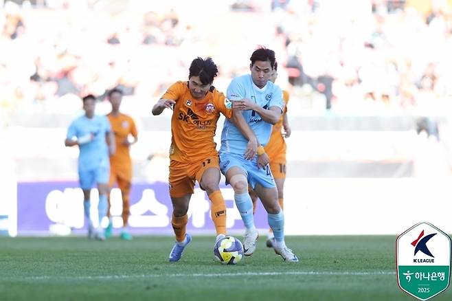 지난 23일 K리그1 37라운드에서 대구 정재상(오른쪽)이 제주의 유인수와 경합하고 있다.<한국프로축구연맹 제공>