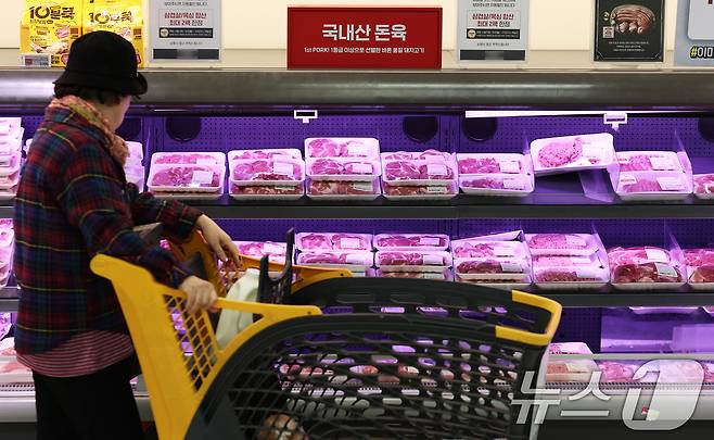 서울의 한 대형마트 정육코너에서 장을 보는 고객들. 2025.11.4/뉴스1 ⓒ News1 오대일 기자