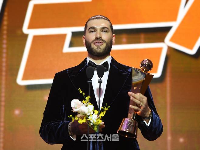 한화 폰세가 24일 서울 송파 롯데호텔 월드에서 열린 2025 KBO 시상식에서 MVP를 수상한 후 소감을 밝히고 있다. 사진 | 최승섭 기자 thunder@sportsseoul.com