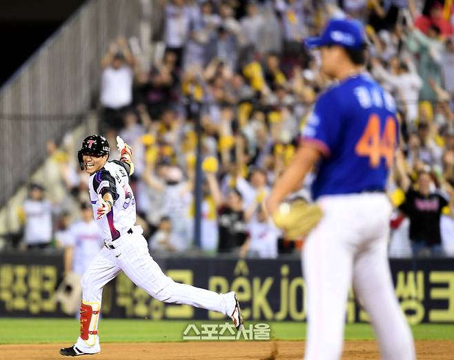 LG 천성호가 8일 서울 잠실구장에서 열린 2025 KBO리그 한화와 경기 10회말 1사 만루 끝내기 안타를 친 후 환호하고 있다. 잠실 | 최승섭기자 thunder@sportsseoul.com