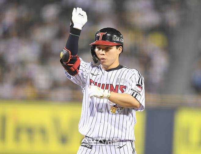 LG 문성주가 7일 서울 잠실구장에서 열린 2025 KBO리그 두산과 경기 7회말 안타를 친 후 세리머니를 하고 있다. 잠실 | 최승섭기자 thunder@sportsseoul.com