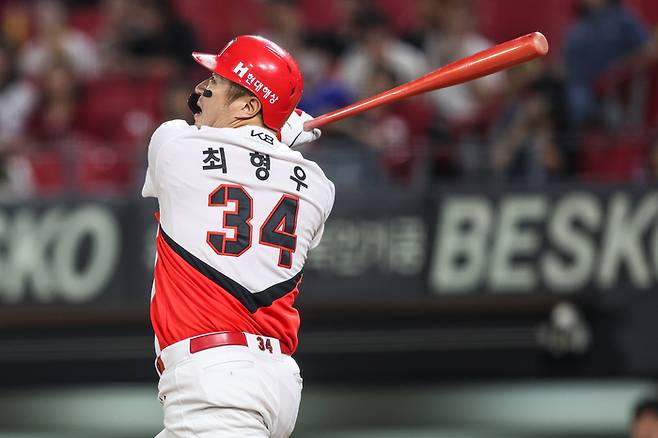 KIA 최형우가 3일 광주-기아 챔피언스 필드에서 열린 2025 KBO리그 SSG전에서 안타를 때리고 있다. 사진 | KIA 타이거즈