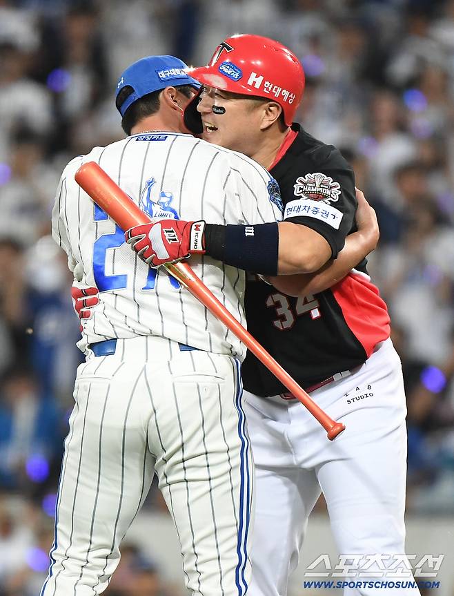 30일 대구 라이온즈파크에서 열린 KIA-삼성전. 9회초 오승환이 등판하자 KIA 최형우가 대타로 나와 삼진을 당한 후 포옹하고 있다. 대구=정재근 기자 cjg@sportschosun.com/2025.9.30/