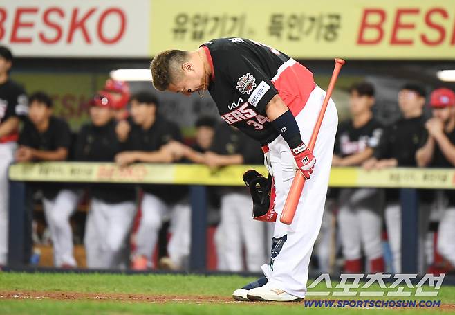 30일 대구 라이온즈파크에서 열린 KIA-삼성전. 9회초 오승환이 등판하자 최형우가 대타로 나와 인사하고 있다. 대구=정재근 기자 cjg@sportschosun.com/2025.9.30/
