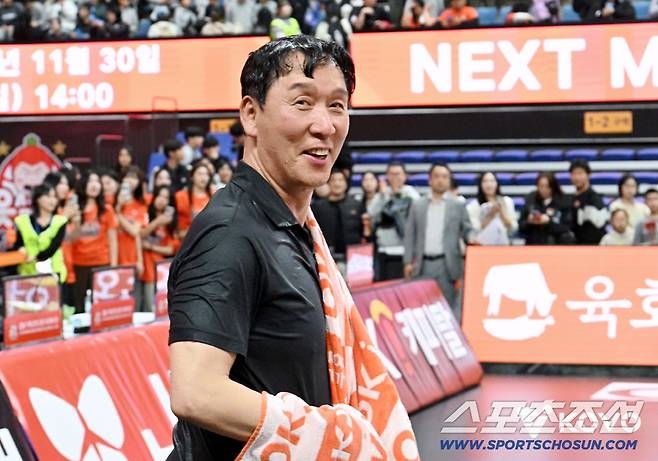 OK저축은행 신영철 감독이 V리그 최초로 통산 300승을 달성한 뒤 선수들에게서 축하의 물세례를 받고서 활짝 웃고 있다. 사진제공=KOVO