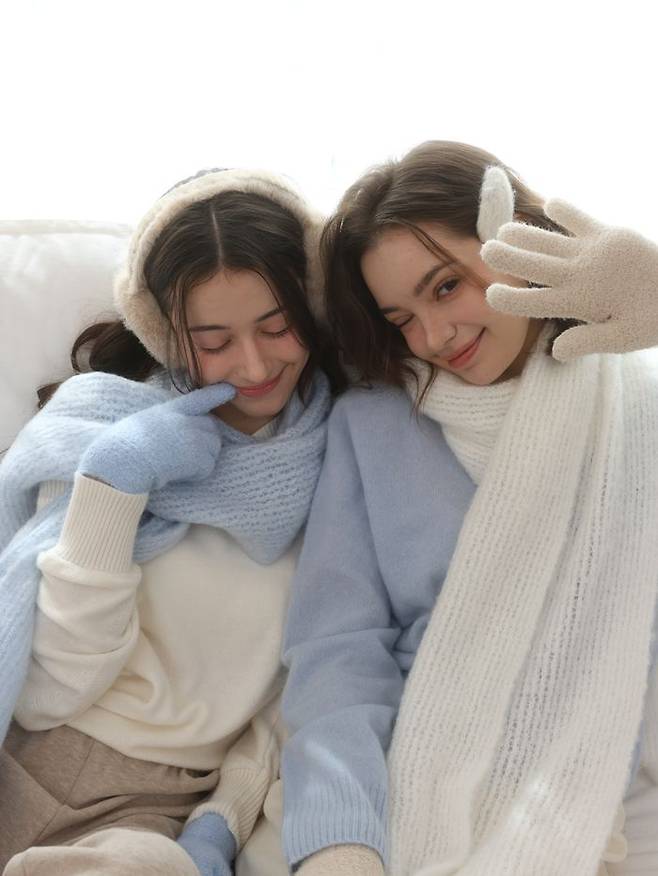 모스바니 2025 겨울 신상 머플러 화보.ⓒ글로벌세아