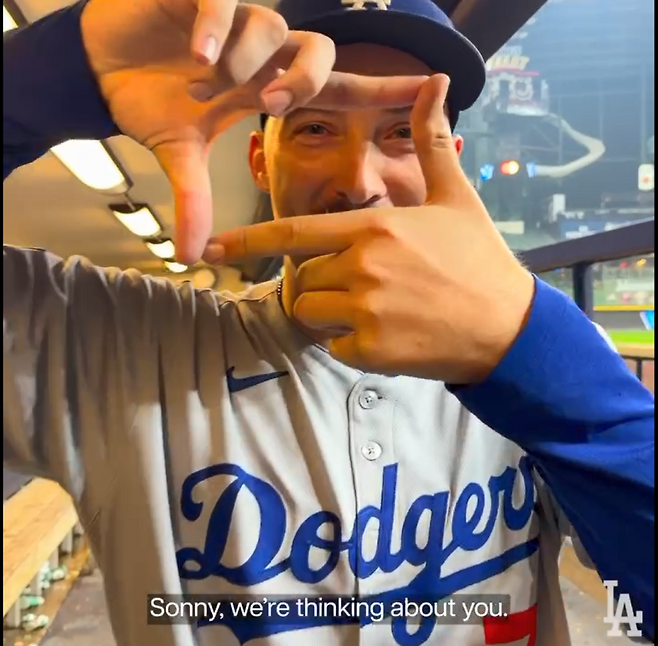 다저스 투수 스넬이 14일 밀워키와의 2025 NLCS 1차전 승리 투수가 된 뒤 손흥민의 찰칵 세리머니를 재연하고 있다. 스넬은 앞서 손흥민의 다저스 시구 당시 공을 받은 선수다. 사진=다저스 SNS
