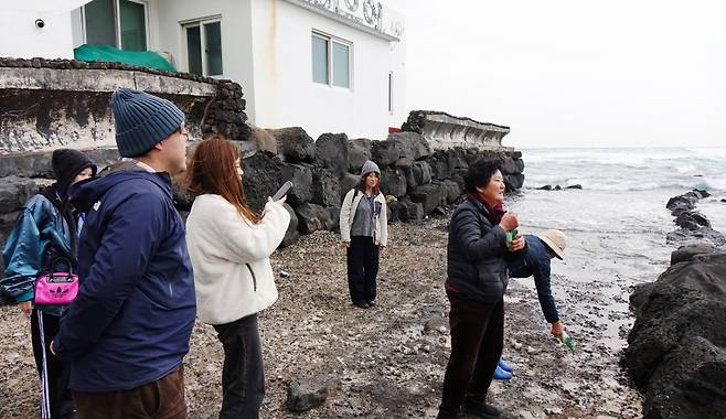 김녕 해안에서 해녀 작업장을 둘러보는 일본 워케이션 참가자들. (제주관광공사 제공)