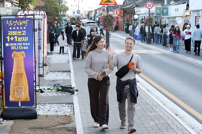 지난달 31일 오후 경주시 황남동 황리단길을 찾은 외국인 관광객이 취재진을 향해 손을 흔들며 인사하고 있다. 사진=뉴스1