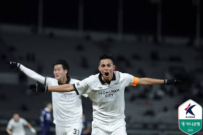 성남 후이즈가 27일 오후 7시 목동 운동장에서 열린 서울 이랜드와의 하나은행 K리그2 준플레이오프(준PO) 경기에서 골을 넣고 기뻐하고 있다. 한국프로축구연맹 제공