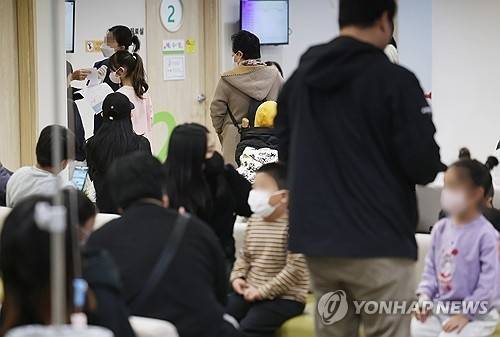독감이 유행 중인 지난 11일 성북구의 한 병원 진료실이 진료를 받기 위해 기다리는 사람들로 붐비고 있다.