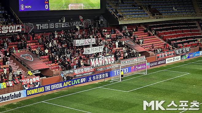 포항 스틸러스 팬들이 내건 걸개. 포항 팬들은 기성용의 현역 연장 및 재계약을 바란다. 사진=이근승 기자