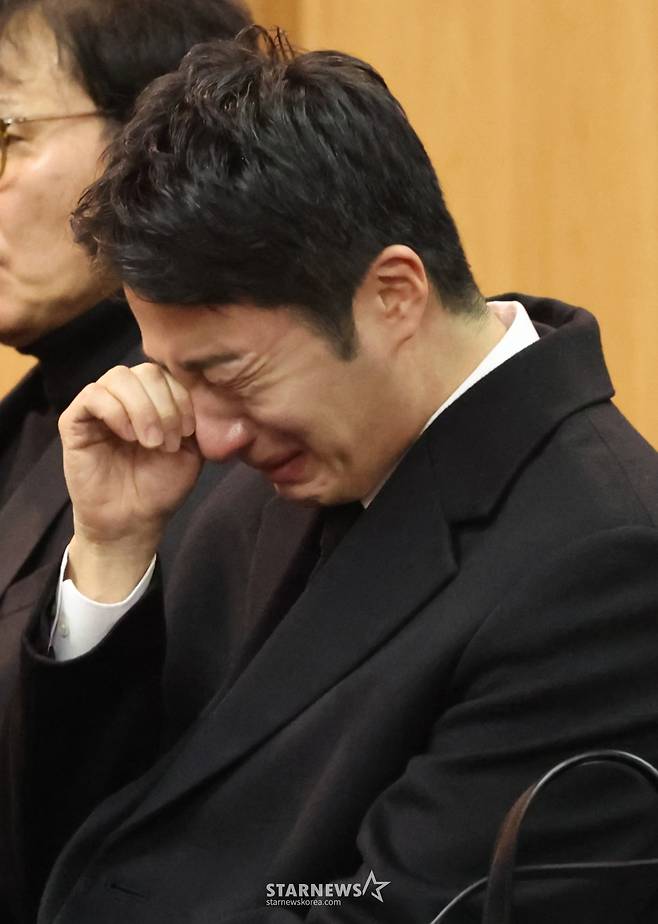 배우 고(故) 이순재의 영결식이 27일 서울 송파구 서울아산병원 장례식장에 엄수됐다. 배우 정일우가 눈물을 흘리고 있다. 서울대학교 철학과를 졸업한 故 이순재는 1956년 연극 '지평선 넘어'로 데뷔했다. 1965년 TBC 1기 전속 배우로 활동했으며, '동의보감', '목욕탕집 남자들', '허준' 등 생전 140편에 달하는 드라마에 출연했다. /사진=김휘선