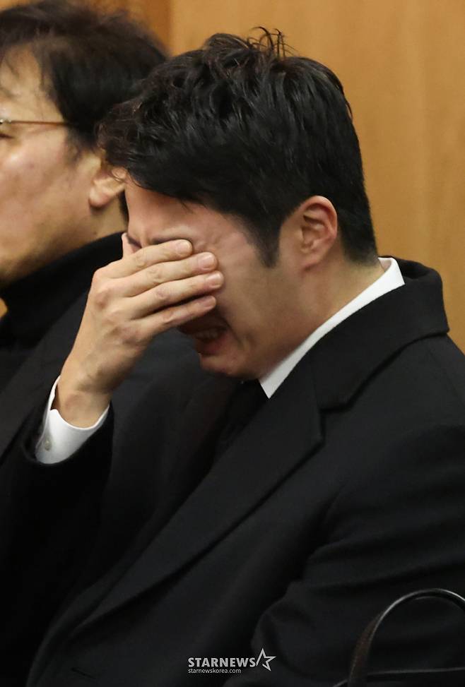 배우 고(故) 이순재의 영결식이 27일 서울 송파구 서울아산병원 장례식장에 엄수됐다. 배우 정일우가 눈물을 흘리고 있다. 서울대학교 철학과를 졸업한 故 이순재는 1956년 연극 '지평선 넘어'로 데뷔했다. 1965년 TBC 1기 전속 배우로 활동했으며, '동의보감', '목욕탕집 남자들', '허준' 등 생전 140편에 달하는 드라마에 출연했다. /사진=김휘선