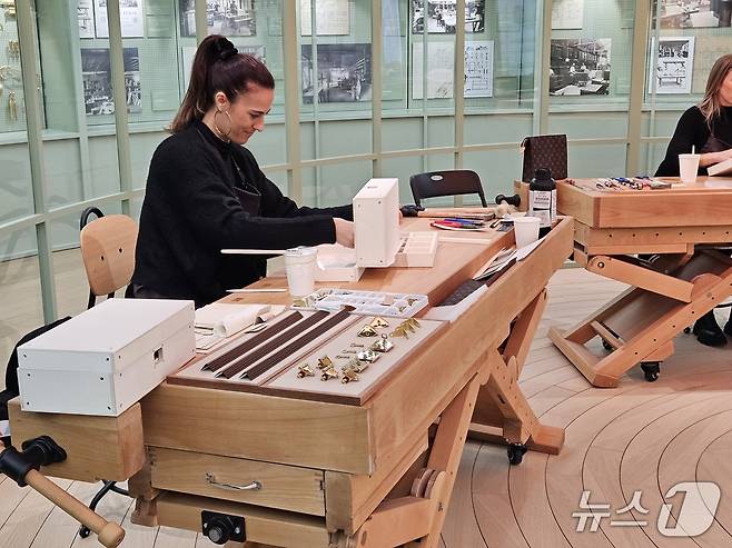 서울 중구 소재 'LV 더 플레이스 서울, 신세계 더 리저브' 내 6층 규모로 조성된 '루이비통 비저너리 저니 서울'(Louis Vuitton Visionary Journeys Seoul). 루이비통 장인이 제품을 만드는 모습.ⓒ 뉴스1/김진희 기자.