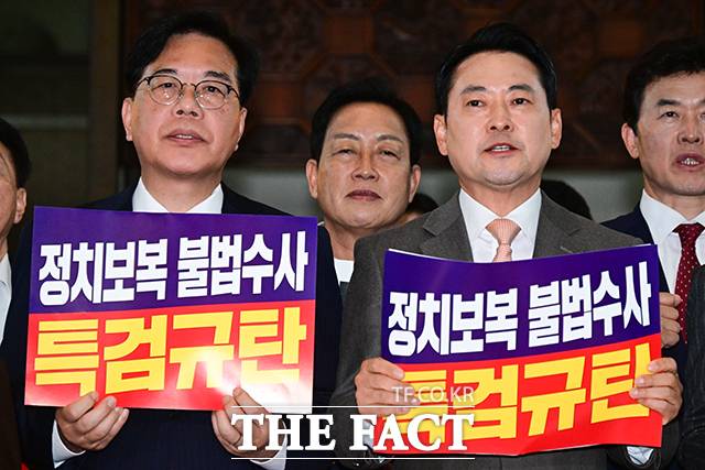 추경호 국민의힘 의원에 대한 체포동의안이 27일 국회 본회의를 통과했다. 사진은 장동혁 국민의힘 대표(오른쪽)와 송언석 원내대표가 27일 오후 서울 여의도 국회 본회의장 앞에서 '추경호 의원 체포동의안 처리' 규탄대회를 열고 규탄 구호를 외치고 있는 모습. /남윤호 기자