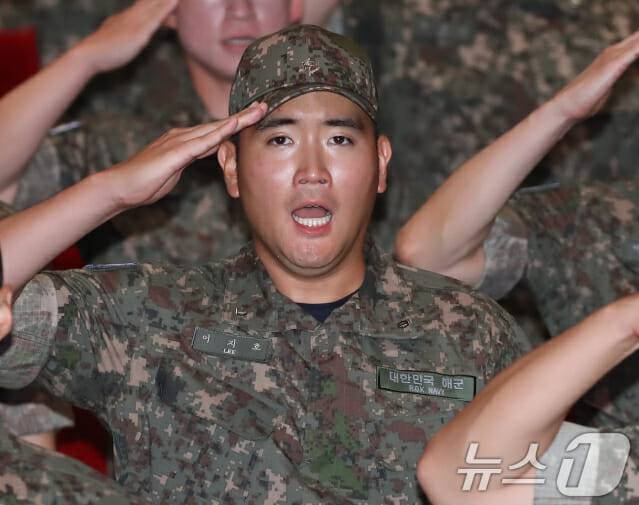 이재용 삼성전자 회장의 장남 이지호 씨가 9월 23일 경남 창원 진해구 해군사관학교 웅포강당에서 열린 제139기 해군사관후보생 입교식에서 경례를 하고 있다. (사진=뉴스1)