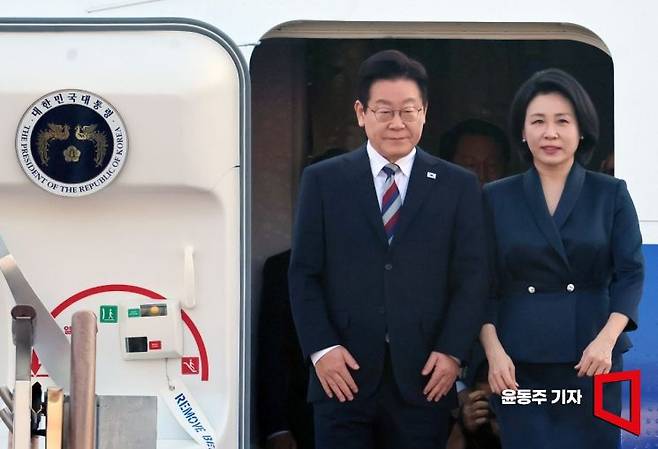 주요 20개국(G20) 정상회의 참석과 아프리카·중동 4개국 순방을 마친 이재명 대통령과 김혜경 여사가 26일 경기도 성남 서울공항에 도착, 공군 1호기에서 내리고 있다. 윤동주 기자