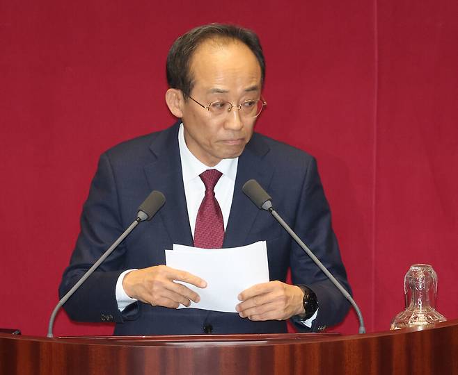 계엄 해제 의결을 방해한 혐의(내란 중요임무 종사)로 구속영장이 청구된 국민의힘 추경호 의원이 27일 국회 본회의에서 자신의 체포동의안에 대한 신상 발언을 마친 뒤 이동하고 있다. 연합뉴스