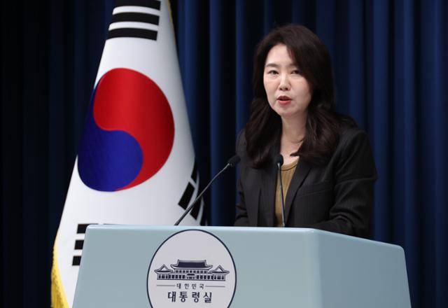 강유정 대변인이 28일 서울용산 대통령실 브리핑룸에서 정부 초대 방송미디어통신위원회 위원장 인선과 관련한 브리핑을 하고 있다. 연합뉴스.