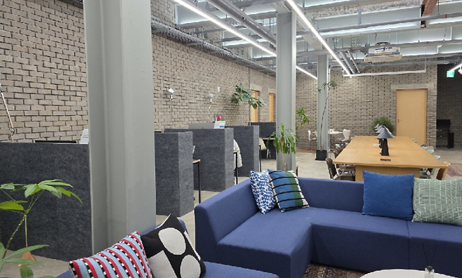 일본 워케이션협회 일행은 ‘리플로우’에서 72시간 일정을 종합 점검하며 최종 평가를 마무리했다. (제주관광공사 제공)