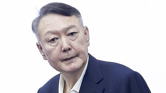 윤석열 전 대통령이 지난 9월26일 서울 서초구 서울중앙지법에서 열린 특수공무집행방해, 직권남용 권리행사방해 등 혐의 사건 1차 공판에 출석하고 있다. 연합뉴스