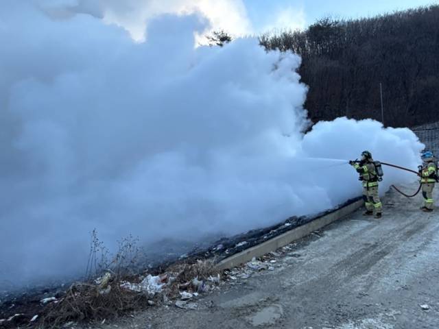 ▲ 28일 오전 8시 39분쯤 철원군 철원읍 율이리의 한 사업소 야적장에서 화재가 발생했다. 강원소방본부 제공