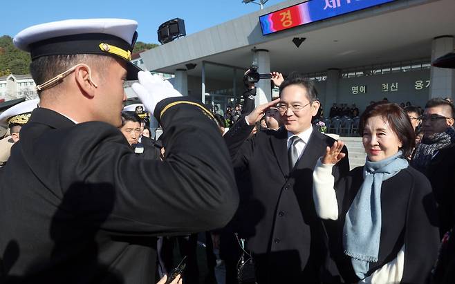 이재용 삼성전자 회장과 홍라희 삼성미술관 리움 명예관장이 28일 오후 경남 창원 해군사관학교 연병장에서 열린 제139기 해군·해병대 사관후보생 수료 및 임관식에 참석해 장남 이지호 소위로부터 경례를 받고 있다. 사진=뉴스1
