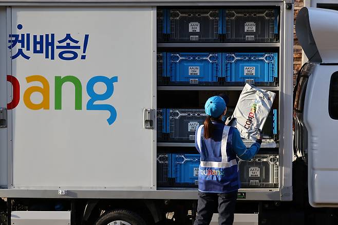 쿠팡 택배기사가 각 가정으로 배송할 택배를 찾아보고 있다. 쿠팡뉴스룸