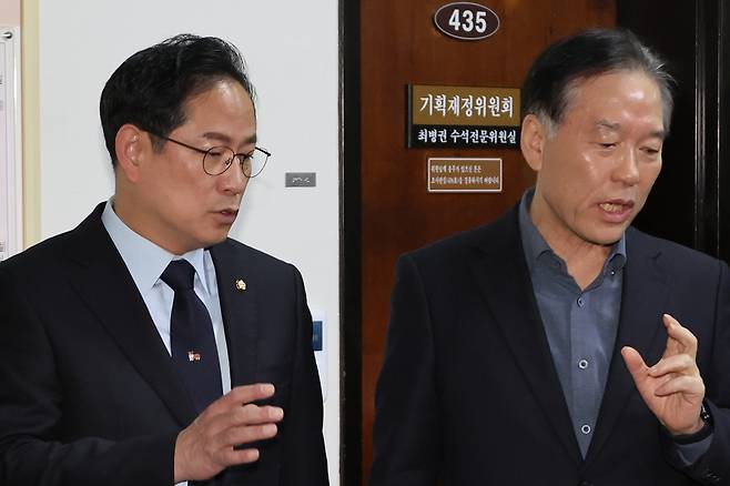 국회 기획재정위원회 더불어민주당 간사인 정태호 의원(오른쪽)과 국민의힘 간사인 박수영 의원(왼쪽)이 28일 국회 기획재정위원회 앞에서 배당소득 분리과세 관련 합의 관련 취재진 질문에 답하고 있다. 연합뉴스